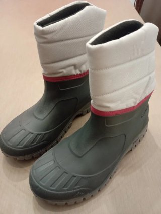 Botas de agua verdes y blancas