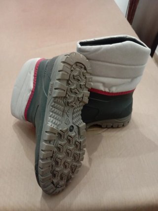 Botas de agua verdes y blancas