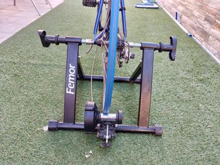 Rodillo Femor + Bicicleta de carretera