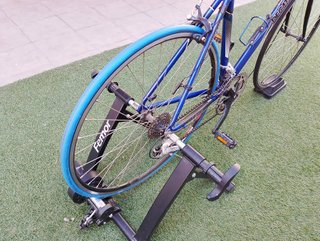 Rodillo Femor + Bicicleta de carretera