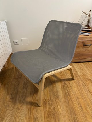 Butaca gris de tela y madera