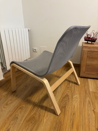 Butaca gris de tela y madera