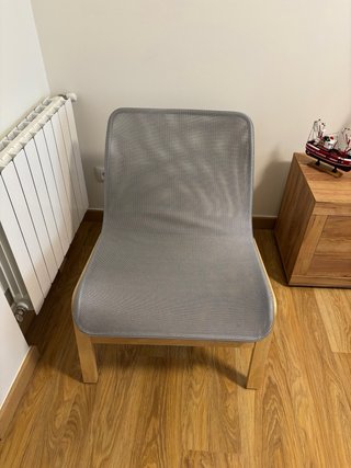 Butaca gris de tela y madera