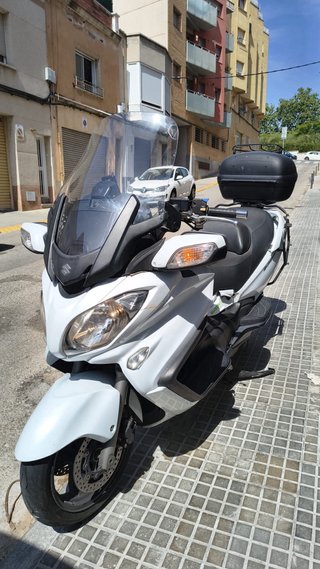 Suzuki Burgman Maxi Scooter Blanca