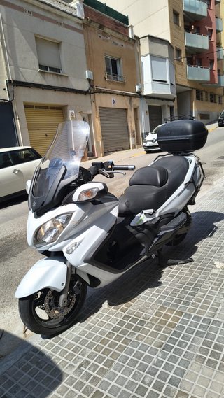 Suzuki Burgman Maxi Scooter Blanca