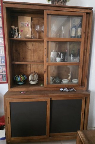 Aparador de madera con vitrina
