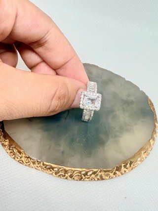 Anillo de plata con diamantes
