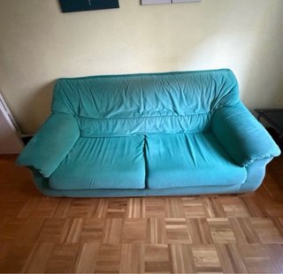 Sofá de tela azul turquesa