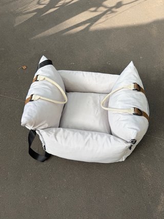 Bolsa transporte coche perro/gato tiene sujecion ,