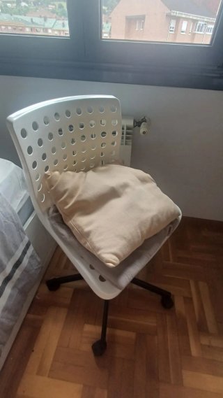 Silla de ruedas blanca