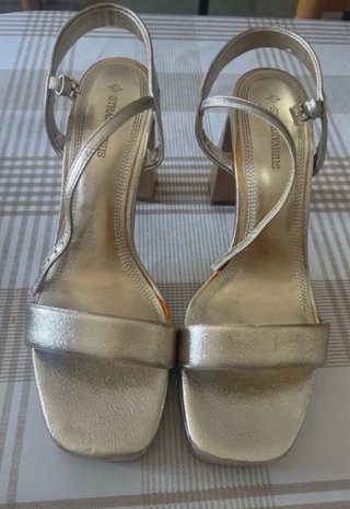 Sandalias Stradivarius doradas T.39