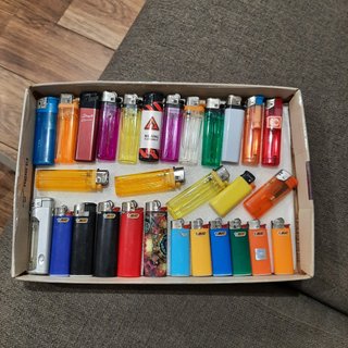 Lotto di accendini BIC e altri