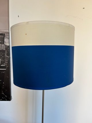 Lámpara de pie moderna beige y azul