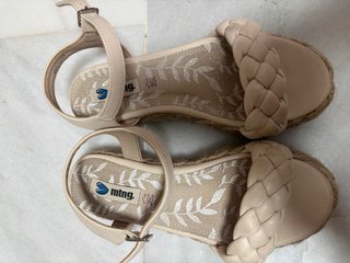 Sandalias Mustang Beige