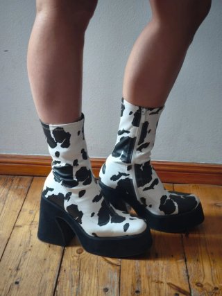 Botas Koi Estampado Vaca - Cuero vegano.