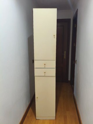 Mueble alto estrecho beige