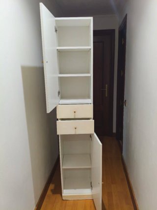 Mueble alto estrecho beige