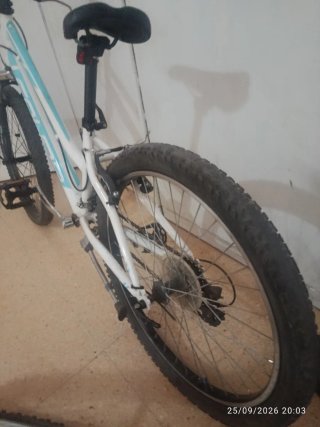 Bicicleta color blanca y azul