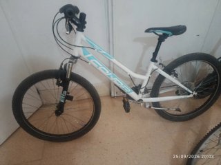 Bicicleta color blanca y azul