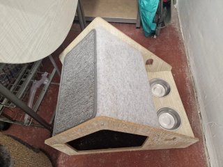 Caseta para mascotas con comederos