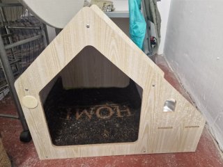 Caseta para mascotas con comederos