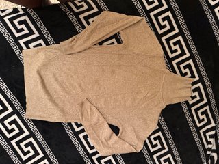 Jersey de punto beige con cuello alto