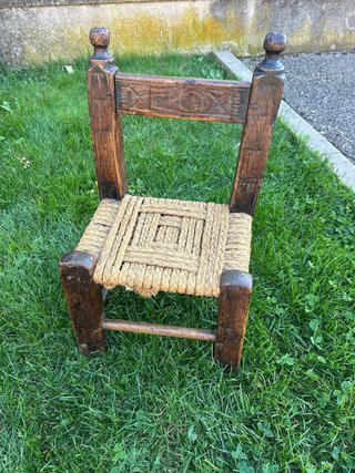 Silla antigua de madera y cuerda