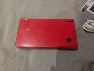 Nintendo DSi roja japonesa + cargador