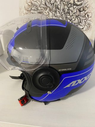 Casco de moto AXX con sistema de extracción rápida