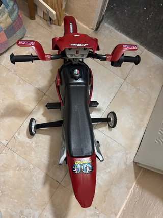 Moto Eléctrica Infantil con ruedines