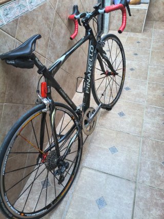 Bicicleta Pinarello de Carretera Negra y Roja