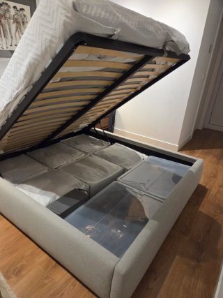 Cama tapizada con canapé abatible y colchón