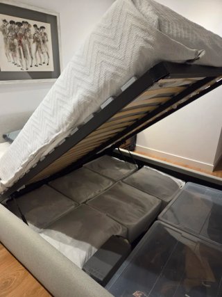 Cama tapizada con canapé abatible y colchón