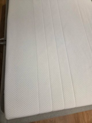 Cama tapizada con canapé abatible y colchón