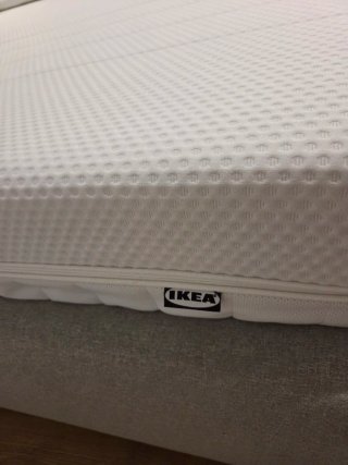Cama tapizada con canapé abatible y colchón