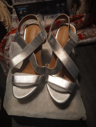Zapatos de fiesta plateados de plataforma.