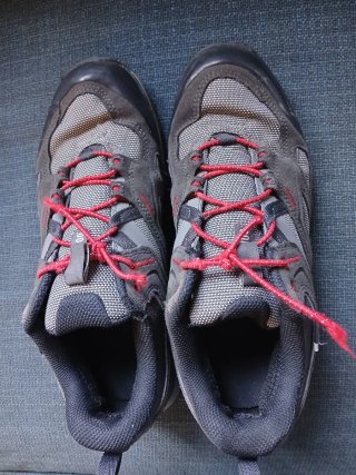 Zapatillas de senderismo grises y rojas