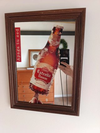 Cuadro espejo botella de Estrella Damm con marco d