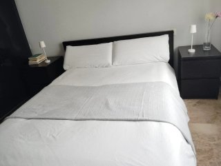 Dormitorio de matrimonio Ikea completo.