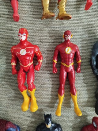 Lote de 19 Figuras Marvel, DC y Power Rangers