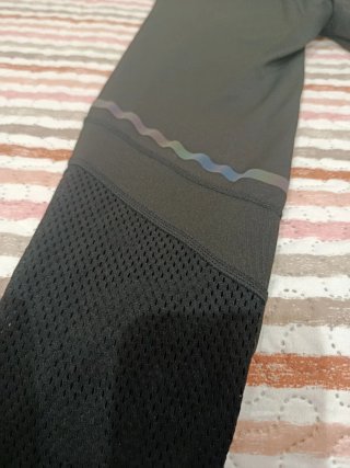 Pantalón deportivo negro con detalles