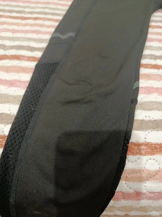 Pantalón deportivo negro con detalles