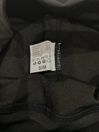 Pantalón deportivo negro con detalles