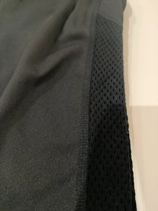 Pantalón deportivo negro con detalles