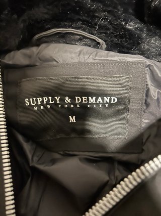 Abrigo Supply & Demand Negro