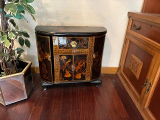 Mueble Chino Negro y Dorado