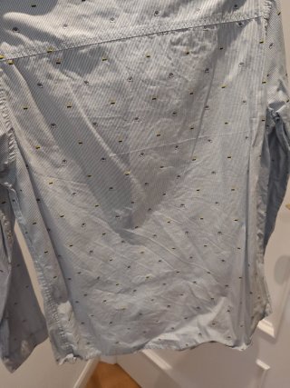 Camisa niño rayas y estampado con una puesta