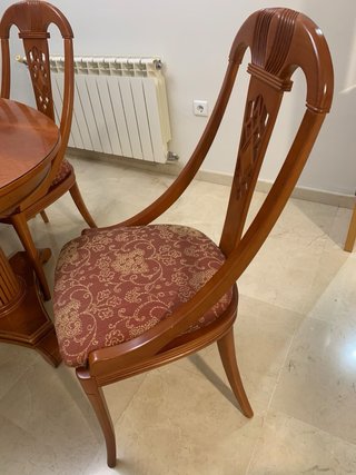 Mesa Ovalada y 6 Sillas de Madera.