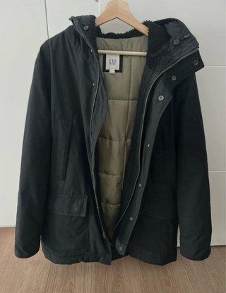 Abrigo GAP con capucha hombre negro