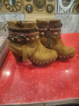 Botines de Ante Marrones con Detalles